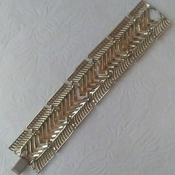 MIDCENTURY Coro Pegasus Chevron PanelLink Bracelet - Picture 6 of 8